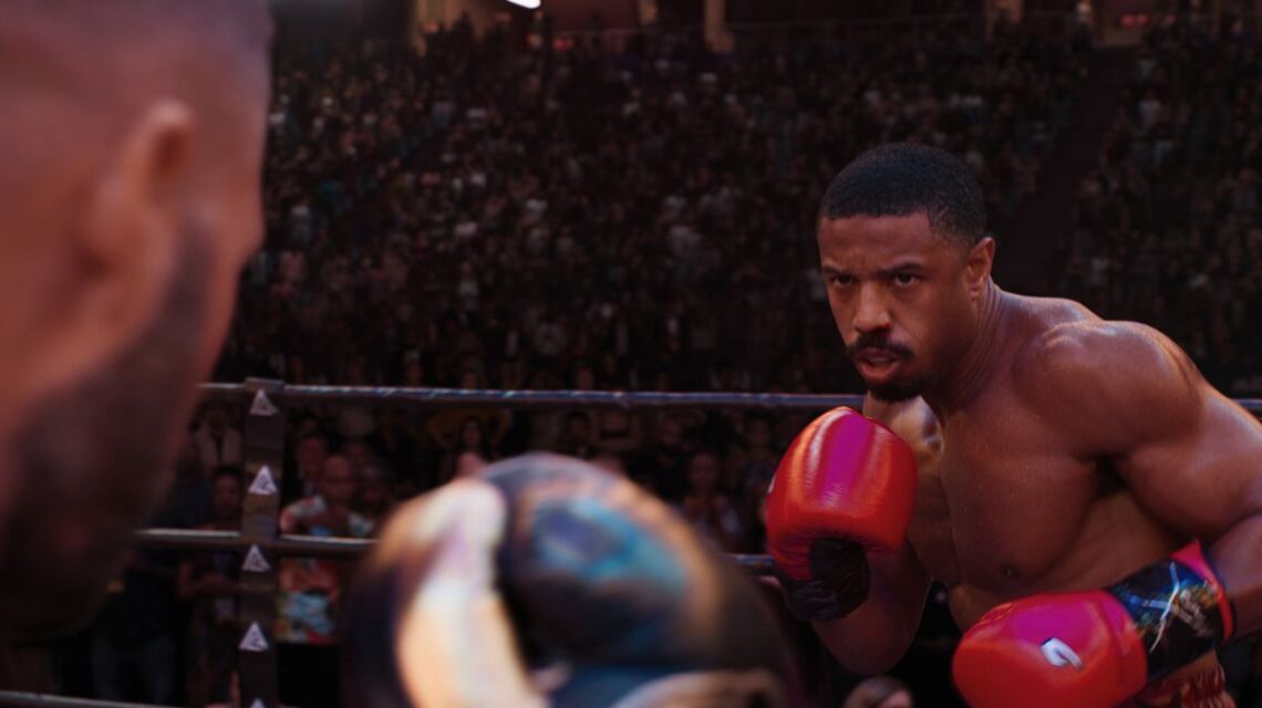Adonis Creed durante una pelea en Creed 3 inspirada en recursos visuales del anime.