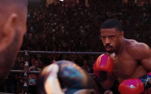 Adonis Creed durante una pelea en Creed 3 inspirada en recursos visuales del anime.