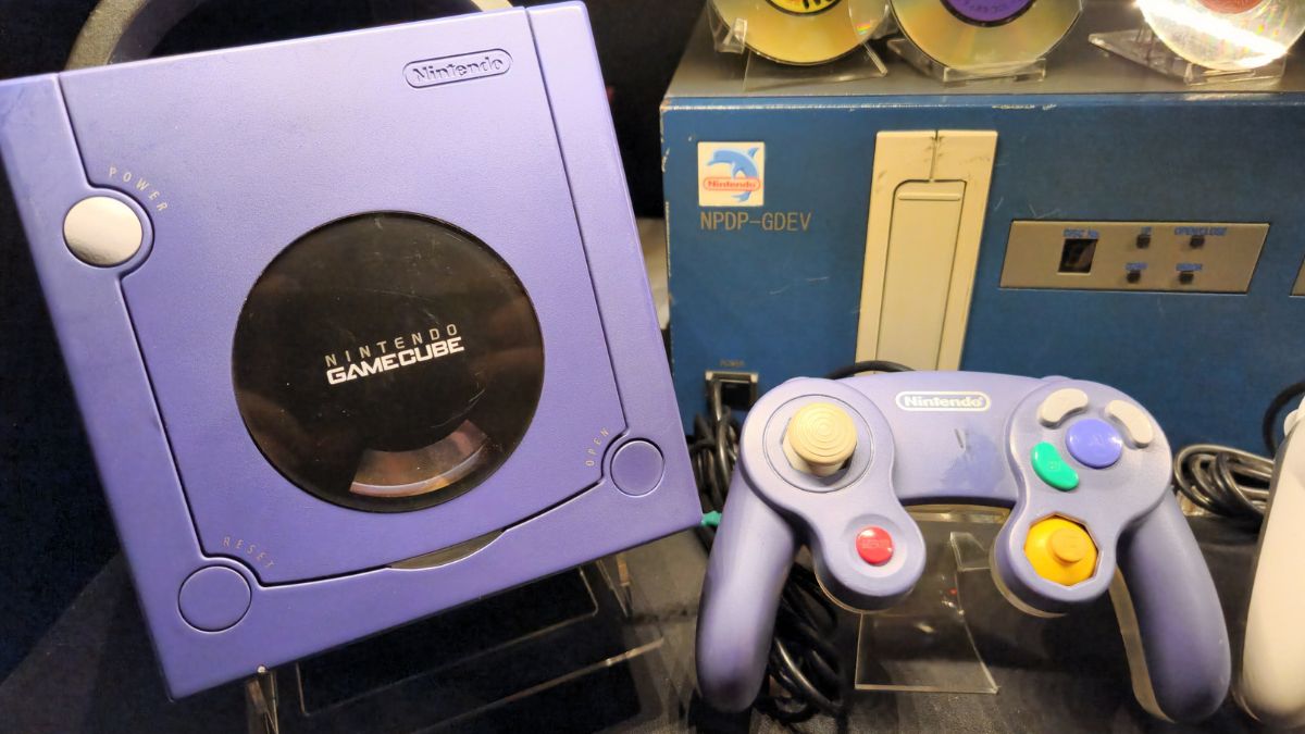 Consola Nintendo GameCube y discos miniDVD utilizados para sus videojuegos