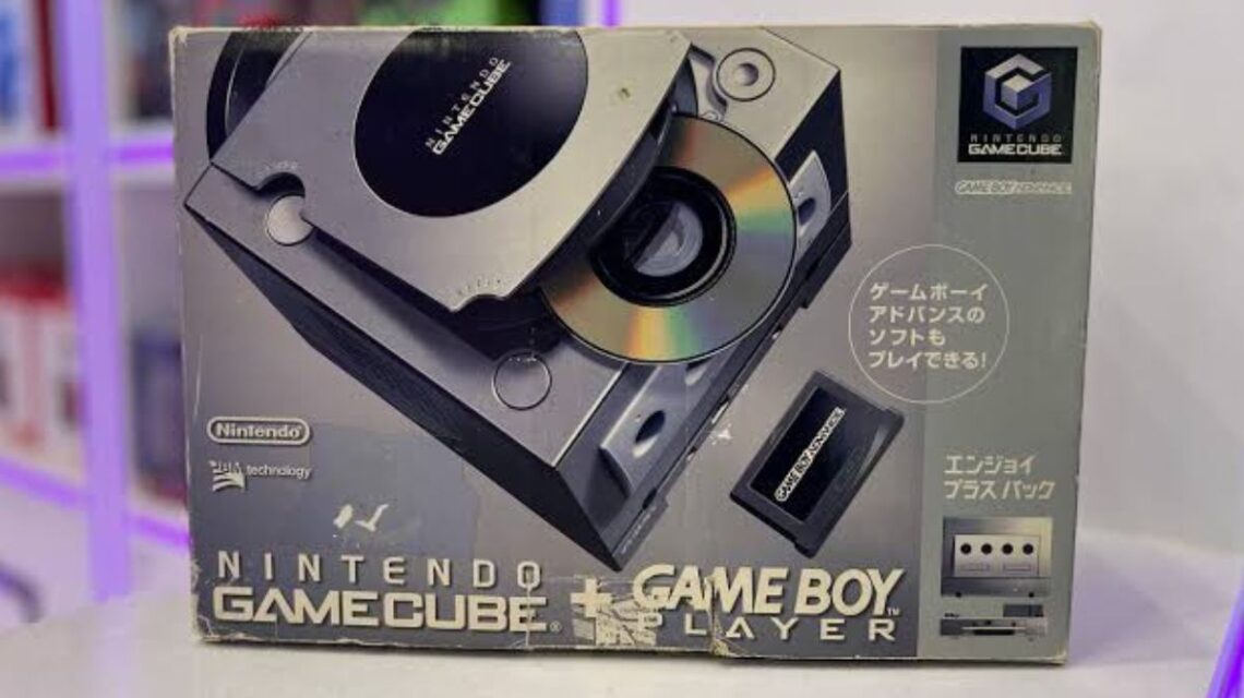 Consola Nintendo GameCube y discos miniDVD utilizados para sus videojuegos