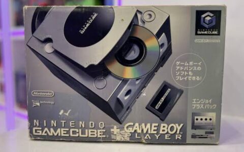 Consola Nintendo GameCube y discos miniDVD utilizados para sus videojuegos