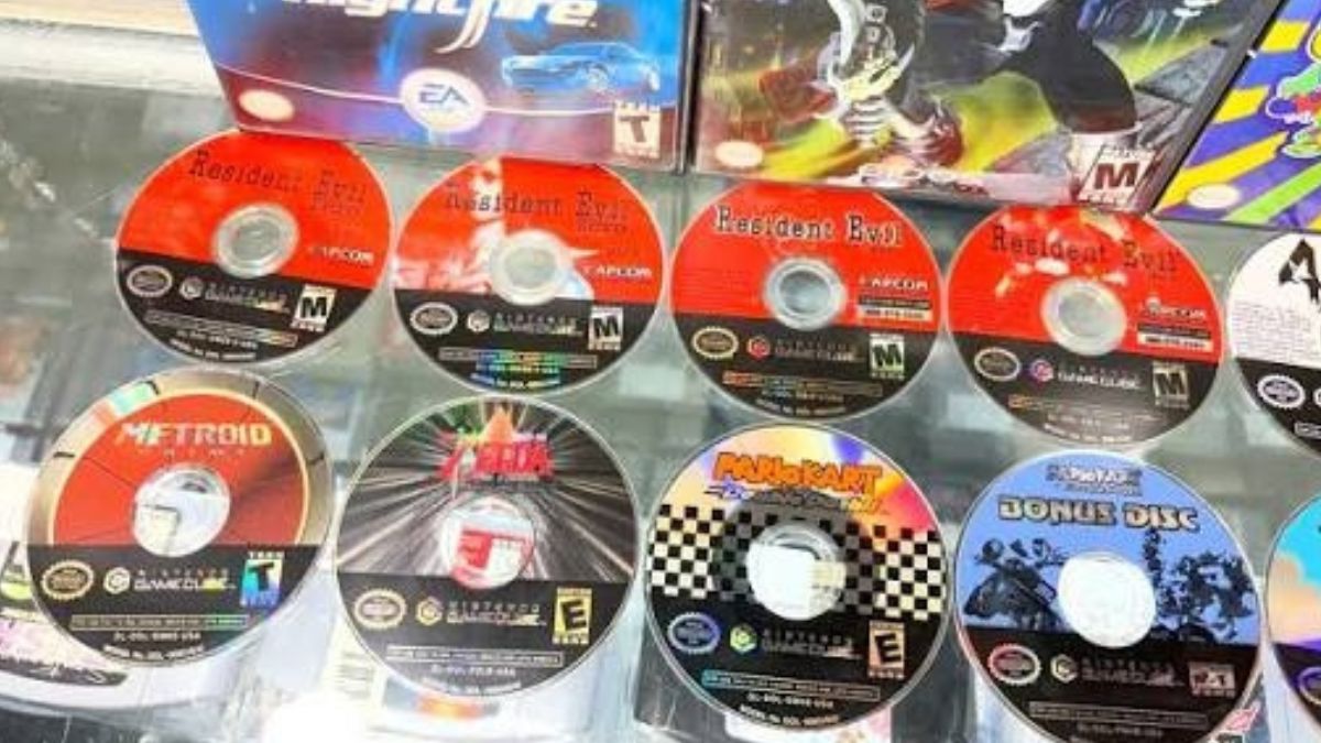 Consola Nintendo GameCube y discos miniDVD utilizados para sus videojuegos