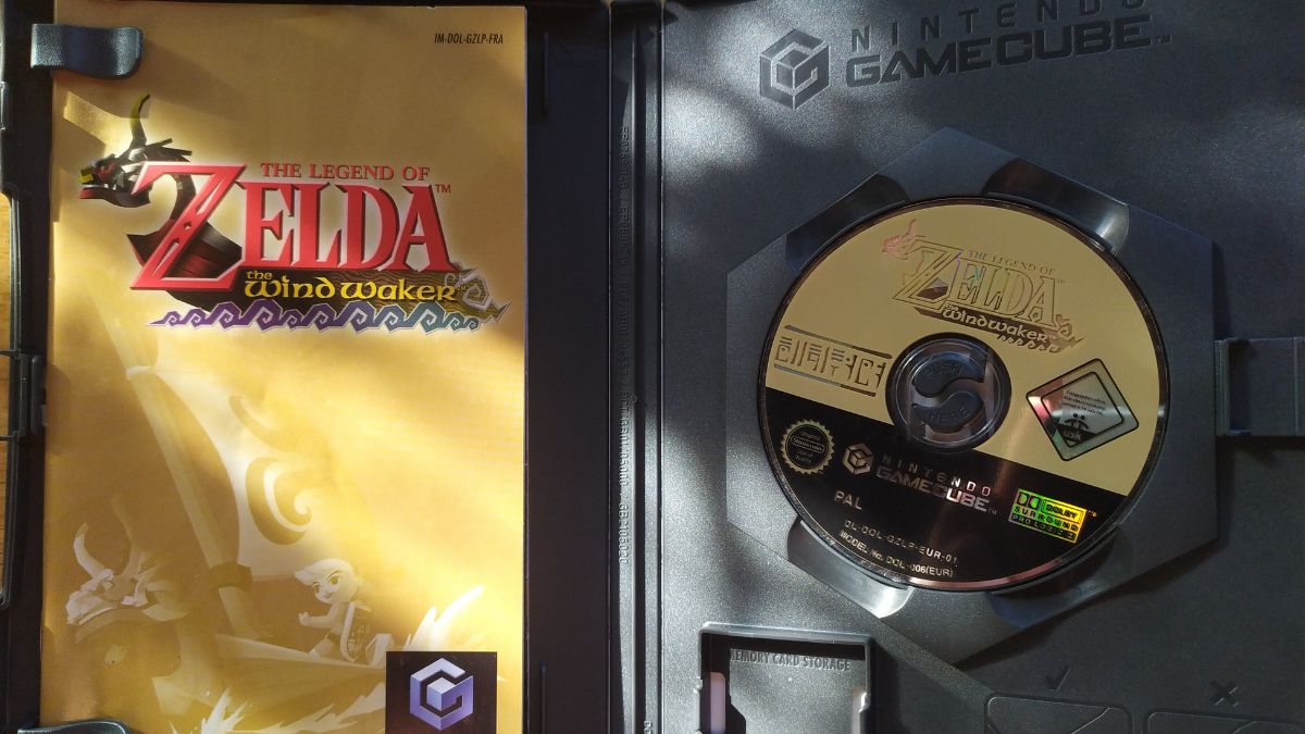 Consola Nintendo GameCube y discos miniDVD utilizados para sus videojuegos
