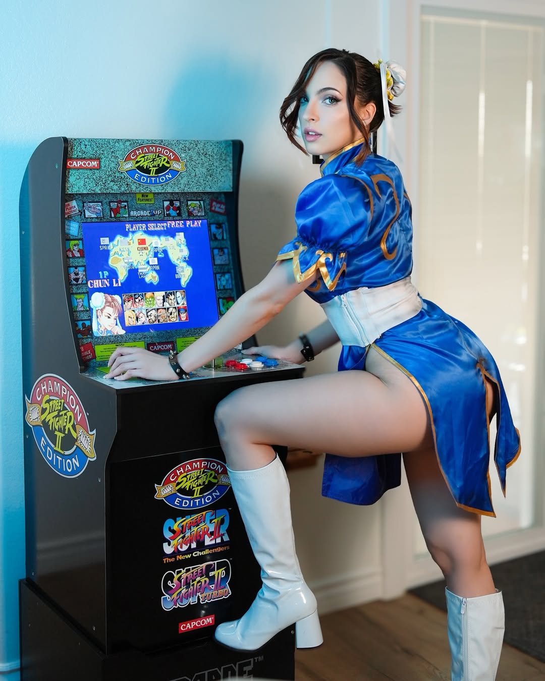 MissBrisolo interpreta a Chun-Li de Street Fighter en una sesión fotográfica inspirada en las clásicas arcades de Capcom.